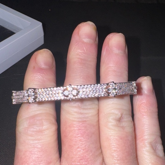 Exquisite 18k White Gold plated Four-Leaf Flower Hinged Rhinestone bangle 16” - Picture 14 of 16